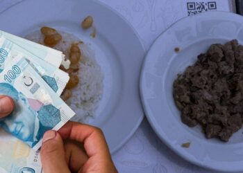 Dışarıda yemek yiyen vatandaş artık tabak paylaşıyor