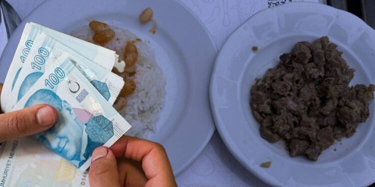 Dışarıda yemek yiyen vatandaş artık tabak paylaşıyor