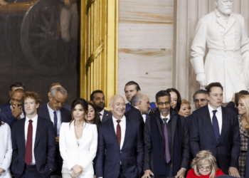 Dünyanın Konuştuğu Kareye Bir Yorum da Daron Acemoğlu'ndan: 'Endişelenmemiz Gereken Çok Şey Var'