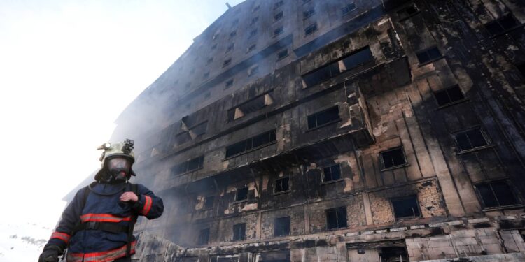 Düzgün yangın merdiveni yok, katlarda yangın tüpleri yok, yangın alarmları çalışmıyor!