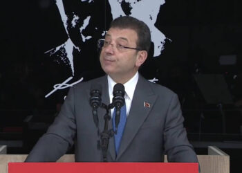 Ekrem İmamoğlu, Beşiktaş Belediyesi Önünden İktidara Meydan Okudu! 'Onayın Cezamı, Milleti Rahat Bırakın'