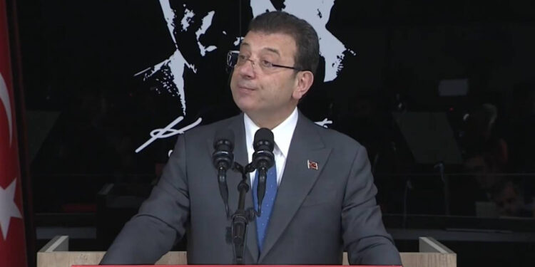 Ekrem İmamoğlu, Beşiktaş Belediyesi Önünden İktidara Meydan Okudu! 'Onayın Cezamı, Milleti Rahat Bırakın'