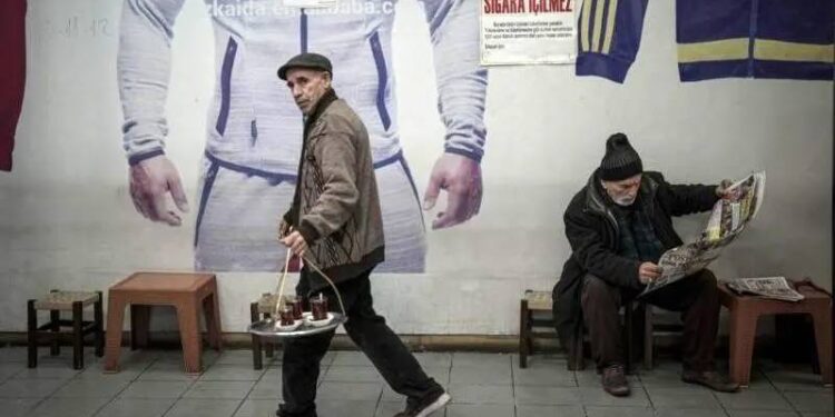 Emekli aylığı ve memur maaşlarına getirilen zamlar neden eleştiriliyor?