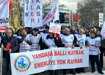 Emeklilerden Hükümete 'Helvalı' Protesto: 'Emekli Öldü, Buyurun Cenaze Namazına'