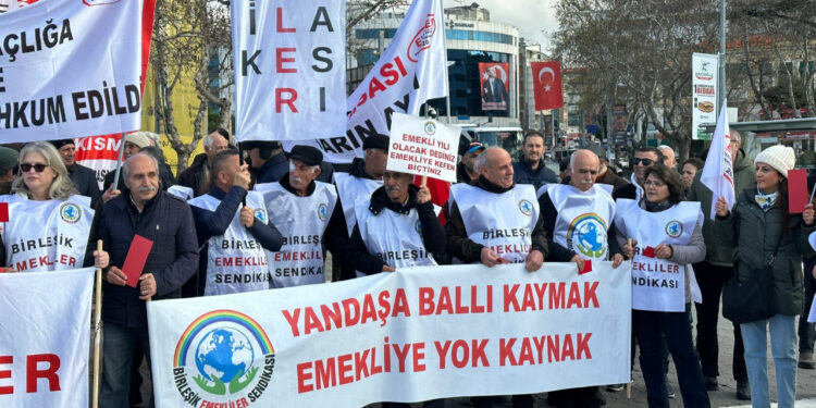 Emeklilerden Hükümete 'Helvalı' Protesto: 'Emekli Öldü, Buyurun Cenaze Namazına'