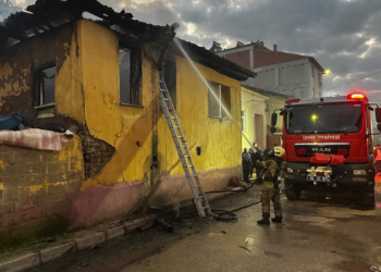 Ev yangınında mahsur kalan 6 çocuğu mahalleli kurtardı