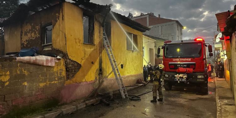 Ev yangınında mahsur kalan 6 çocuğu mahalleli kurtardı