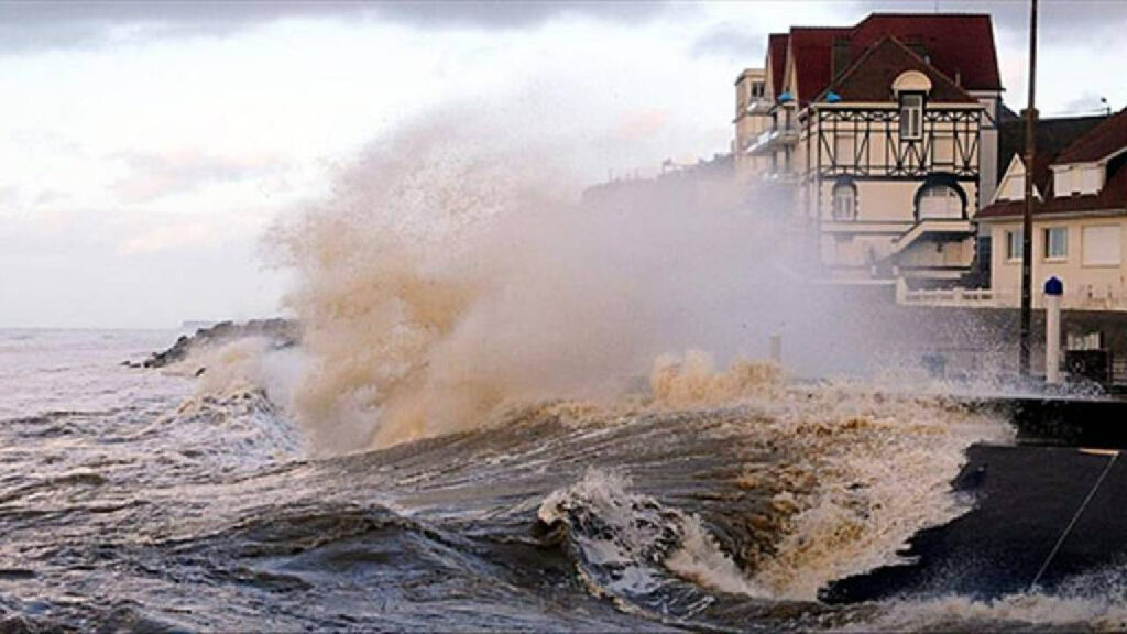 Fransa'da Meteoroloji 19 Vilayet İçin Saat Verdi! Fırtınanın Eli Kulağında