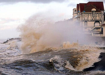 Fransa'da Meteoroloji 19 Vilayet İçin Saat Verdi! Fırtınanın Eli Kulağında