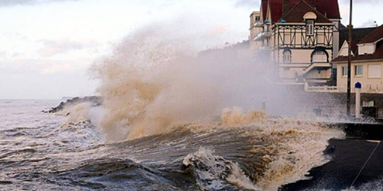 Fransa'da Meteoroloji 19 Vilayet İçin Saat Verdi! Fırtınanın Eli Kulağında