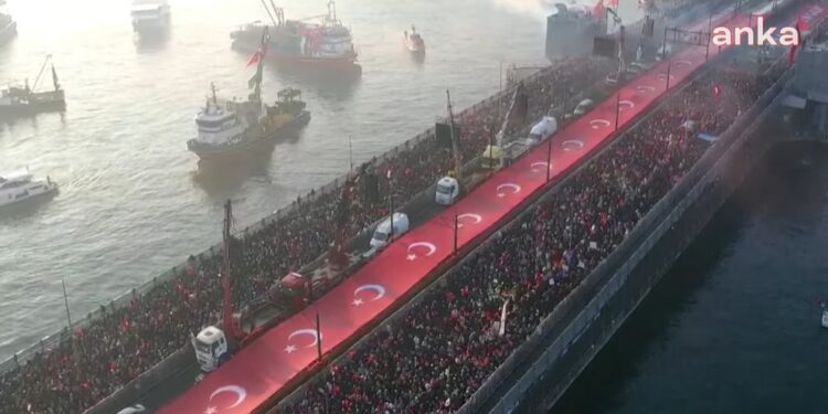 Gazze mitinginde pankarta kelepçe ve gözaltı