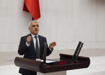Gergerlioğlu, Melek İpek'in AKP'li vekillere gönderdiği mesajı mecliste paylaştı: Bunları söyle utansınlar…