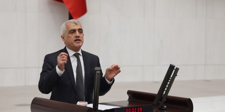 Gergerlioğlu, Melek İpek'in AKP'li vekillere gönderdiği mesajı mecliste paylaştı: Bunları söyle utansınlar…