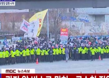 Güney Kore liderini tutuklamak için gelen polise taraftarları 7 saat direndi: Gözaltı kararı askıya alındı