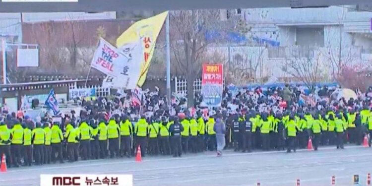 Güney Kore liderini tutuklamak için gelen polise taraftarları 7 saat direndi: Gözaltı kararı askıya alındı