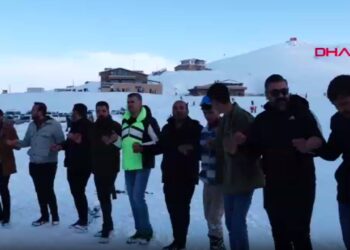 Hakkari'de kayak sezonu halaylarla açıldı