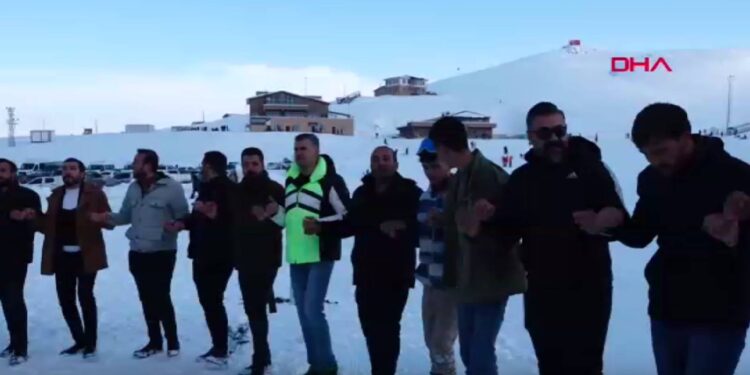 Hakkari'de kayak sezonu halaylarla açıldı