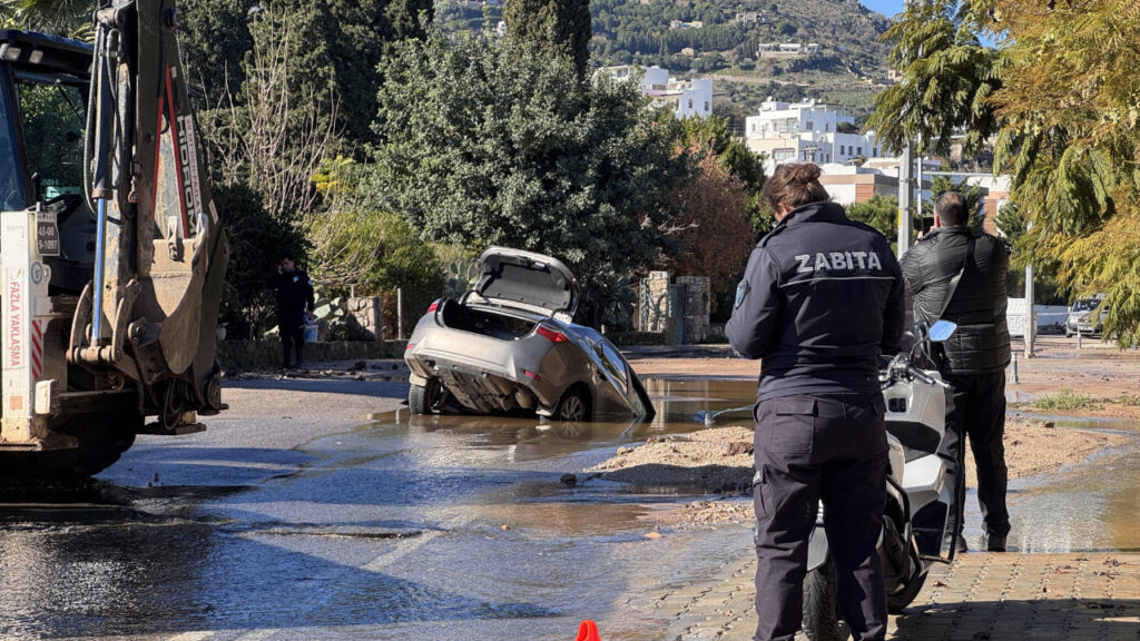 İçme Suyu Hattı Patladı, Otomobil Çukura Düştü