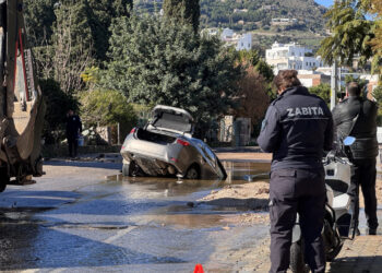 İçme Suyu Hattı Patladı, Otomobil Çukura Düştü