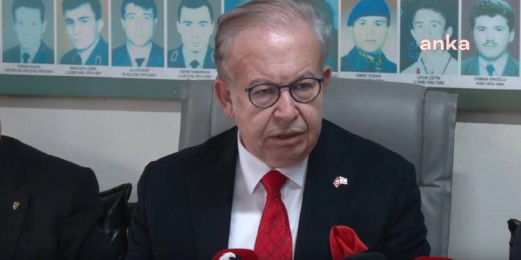 İmralı'daki cani terörist başının barış elçisi gibi gösterilerek muhatap alınmasını ibretle izliyoruz