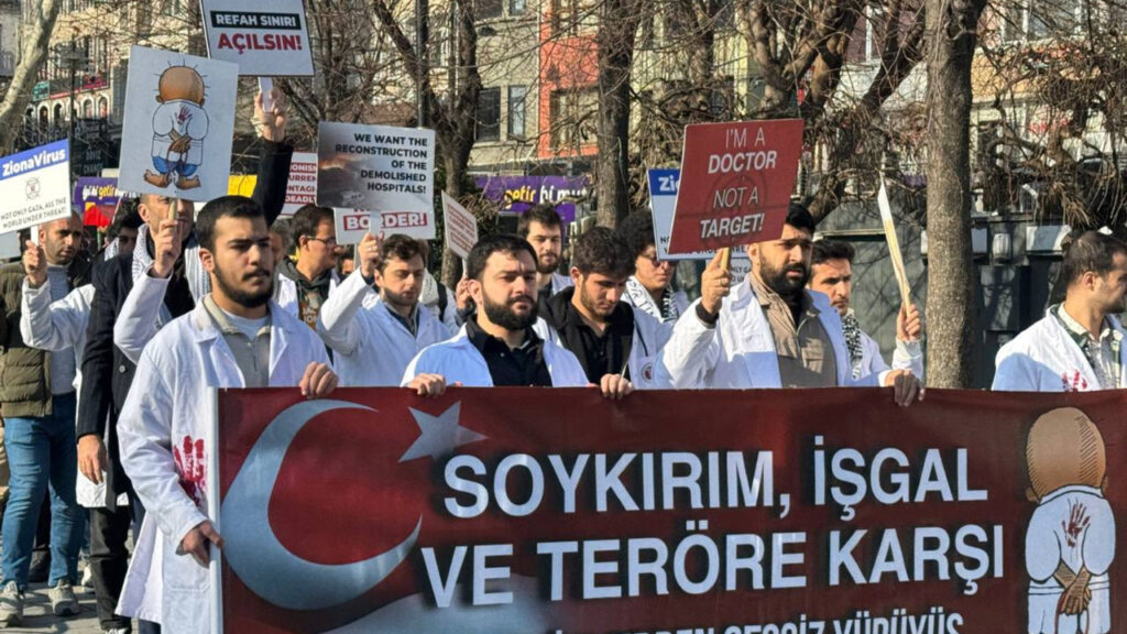 İstanbul'da Sağlık Çalışanları Yine Gazze İçin Sokağa Çıktı