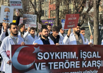 İstanbul'da Sağlık Çalışanları Yine Gazze İçin Sokağa Çıktı