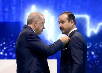 İyi Parti’den istifa eden Kürşad Zorlu, AKP’ye katıldı; rozetini Erdoğan taktı