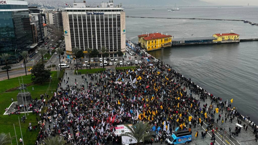 Kamu emekçileri ‘sefalet zammı'na karşı iş bıraktı: İktidara genel grev uyarısı