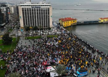 Kamu emekçileri ‘sefalet zammı'na karşı iş bıraktı: İktidara genel grev uyarısı