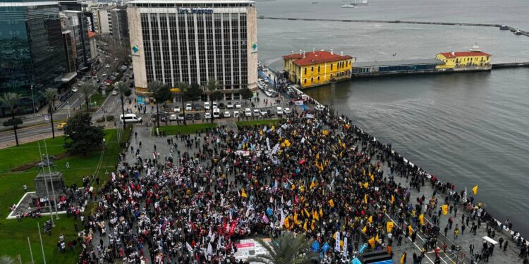 Kamu emekçileri ‘sefalet zammı'na karşı iş bıraktı: İktidara genel grev uyarısı