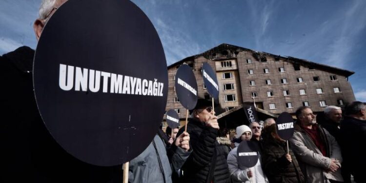 Kartalkaya'daki otel yangınında hayatını kaybedenler anıldı