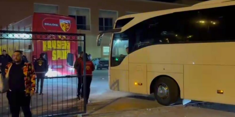 Kayserispor Taraftarları Çıldırdı, Tesislere Akın Etti