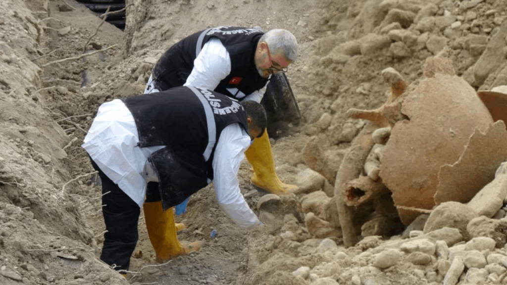 Kazdıkça Kemik Fışkırdı: Öğretmenevinin Bahçesinde Dehşete Düşüren Anlar