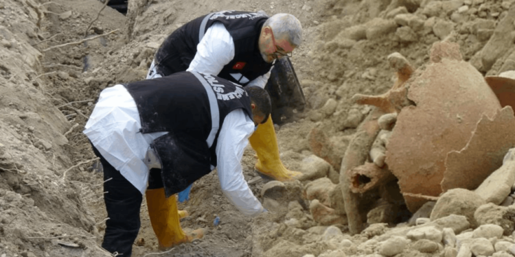 Kazdıkça Kemik Fışkırdı: Öğretmenevinin Bahçesinde Dehşete Düşüren Anlar
