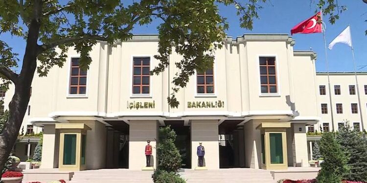Kırmızı bültenle aranan suç örgütü elebaşı, Ermenistan'dan Türkiye'ye getirildi