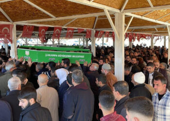 Kızlarını Öldürüp İntihar Eden Anne ve Çocukları Ayrı Mezarlıklarda Defnedildi