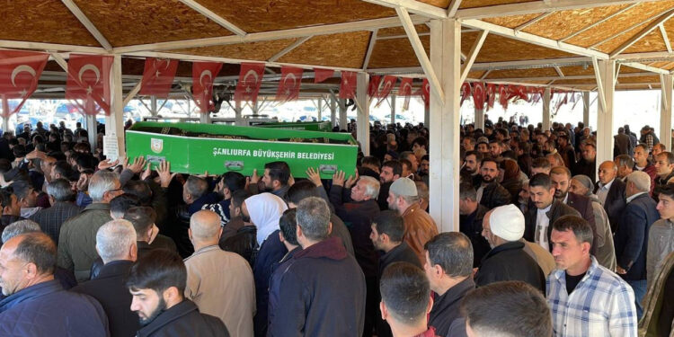 Kızlarını Öldürüp İntihar Eden Anne ve Çocukları Ayrı Mezarlıklarda Defnedildi