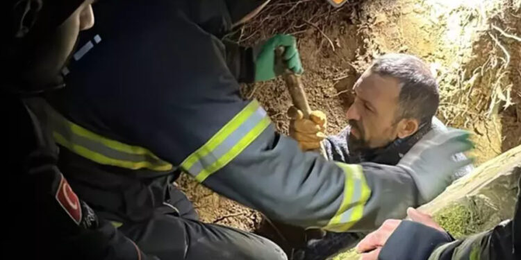 Kocaeli’de define ararken kayanın altında sıkıştı: İtfaiye güç bela kurtardı