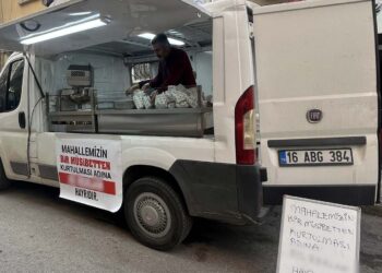 Komşusu taşınınca lokma döktürüp kutladı; "Mahallemizin bir musibetten kurtulması hayrıdır"