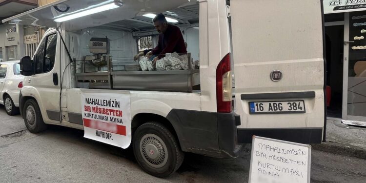 Komşusu taşınınca lokma döktürüp kutladı; "Mahallemizin bir musibetten kurtulması hayrıdır"