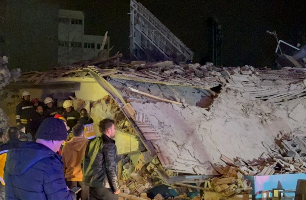 Konya’da 3 katlı bina çöktü; iş yeri genişletmek için kolon kesildiği iddiası var