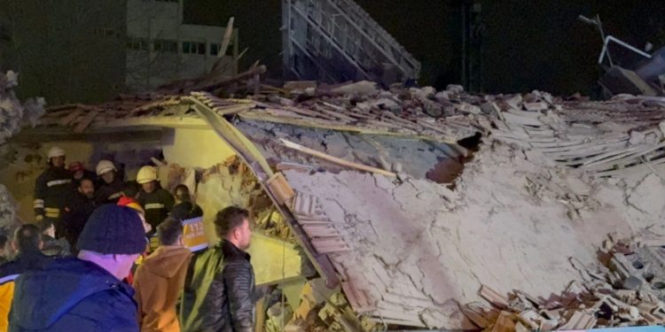 Konya’da 3 katlı bina çöktü; iş yeri genişletmek için kolon kesildiği iddiası var