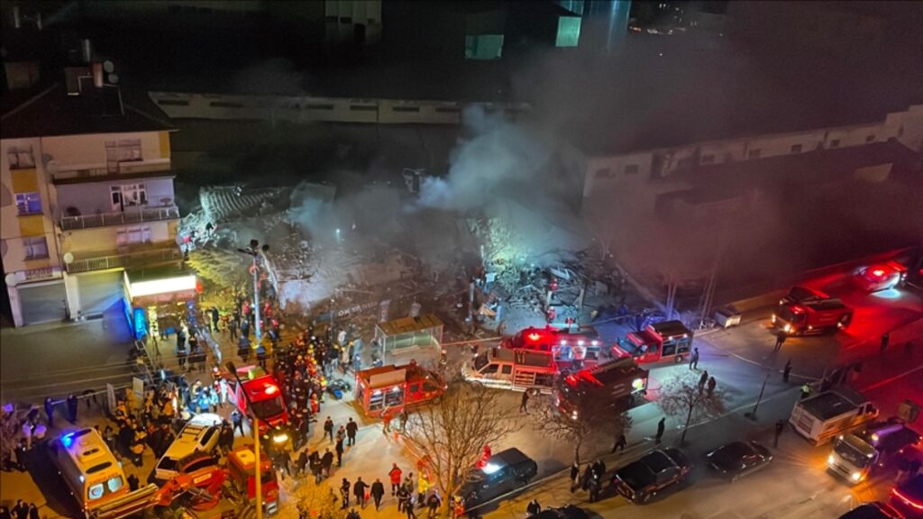 Konya'da çöken binanın bulunduğu cadde yeniden trafiğe açıldı