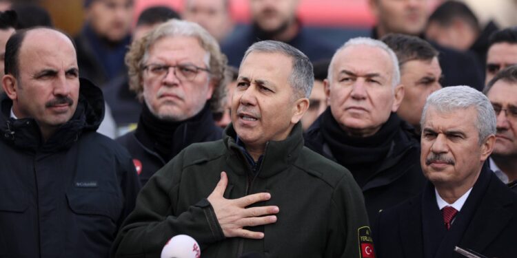 "Konya'da çöken binanın zemin katındaki dükkânda kolon kestiler" iddiası