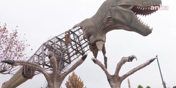 Melih Gökçek’in 98 milyon lira ödediği dinazorlar 3’te 1 fiyatına satıldı