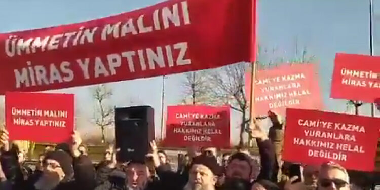 Menzil cemaatindeki miras kavgası sokak eylemlerine dönüştü