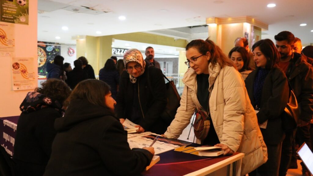 Nagihan Akarsel’in kitabı için imza etkinliği