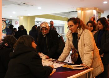 Nagihan Akarsel’in kitabı için imza etkinliği