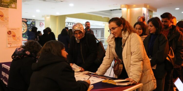 Nagihan Akarsel’in kitabı için imza etkinliği