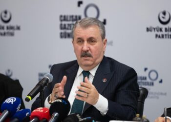 'Ne zaman geri vites yapacak?': Destici kırmızı çizgilerini saydı!